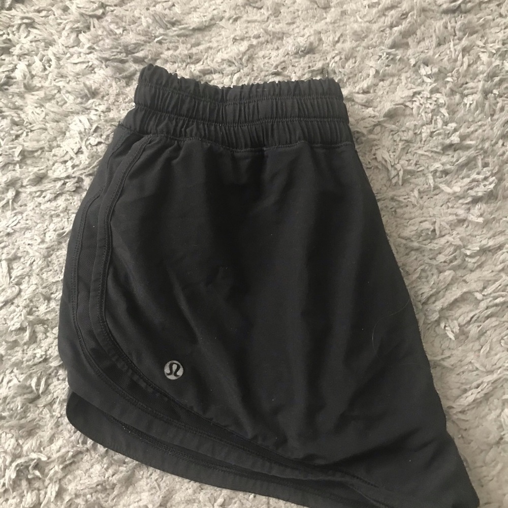 black lululemon shorts